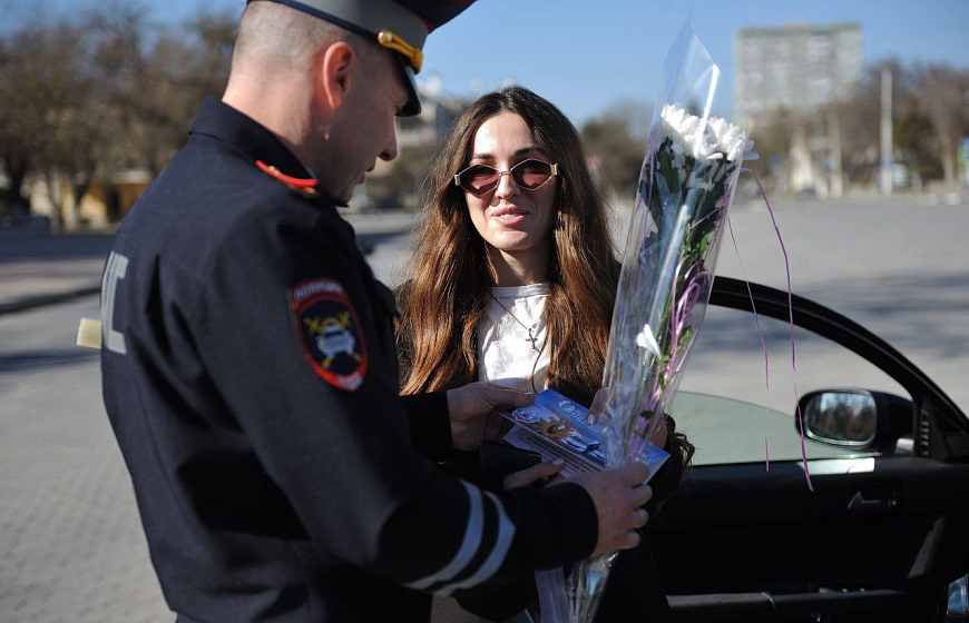 Сотрудники Госавтоинспекции Евпатории поздравили автоледи с Международным женским днем
